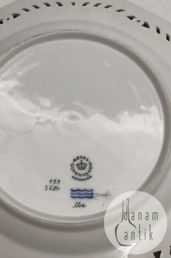 Royal Copenhagen Flora Danica Frugttallerken No. 429/3584.