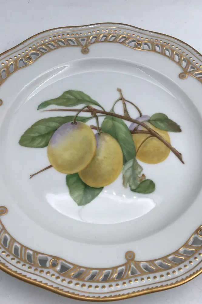 Royal Copenhagen Flora Danica Frugttallerken No. 429/3584.