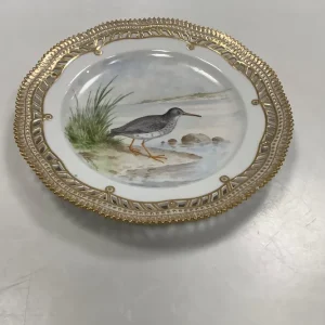 Royal Copenhagen Flora Danica Fugle Frokosttallerken No 20/3554 med gennembrudt kant.