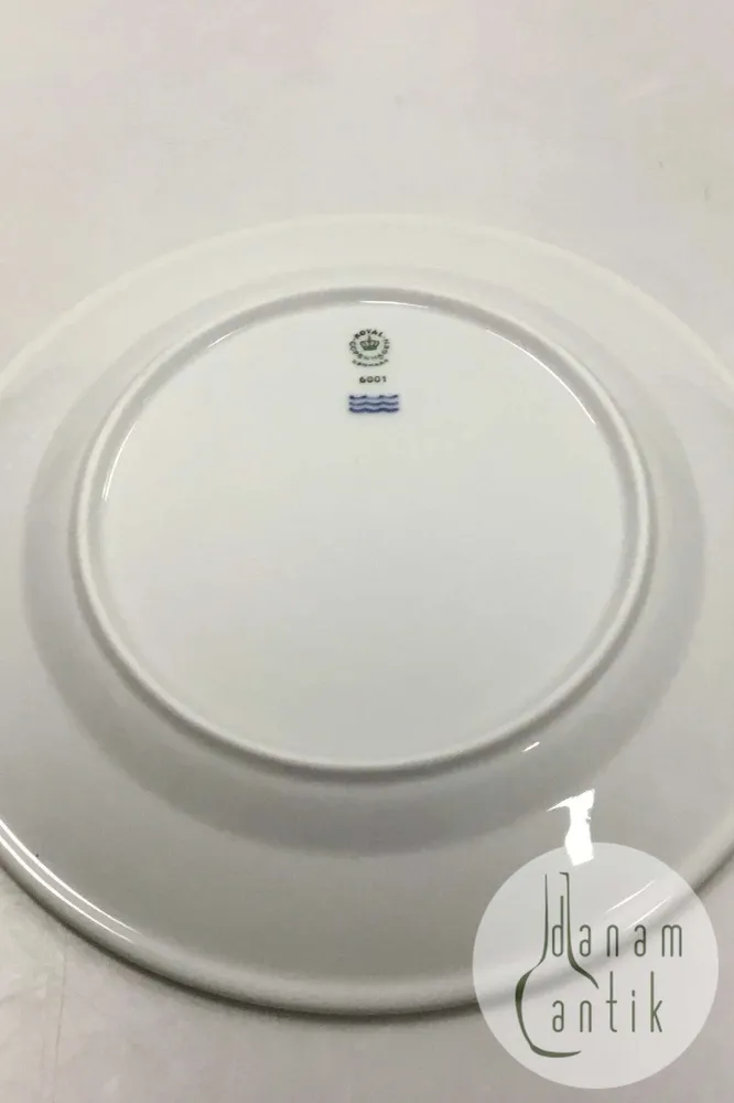 Royal Copenhagen Hotelporcelæn dekoreret med vilde planter Spisetallerken No 6001