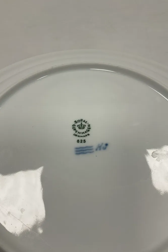 Royal Copenhagen Hvid Magnolia med uglasseret relief Spisetallerken No 625.