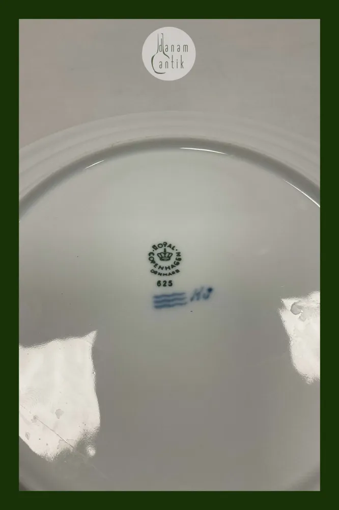 Royal Copenhagen Hvid Magnolia med uglasseret relief Spisetallerken No 625.