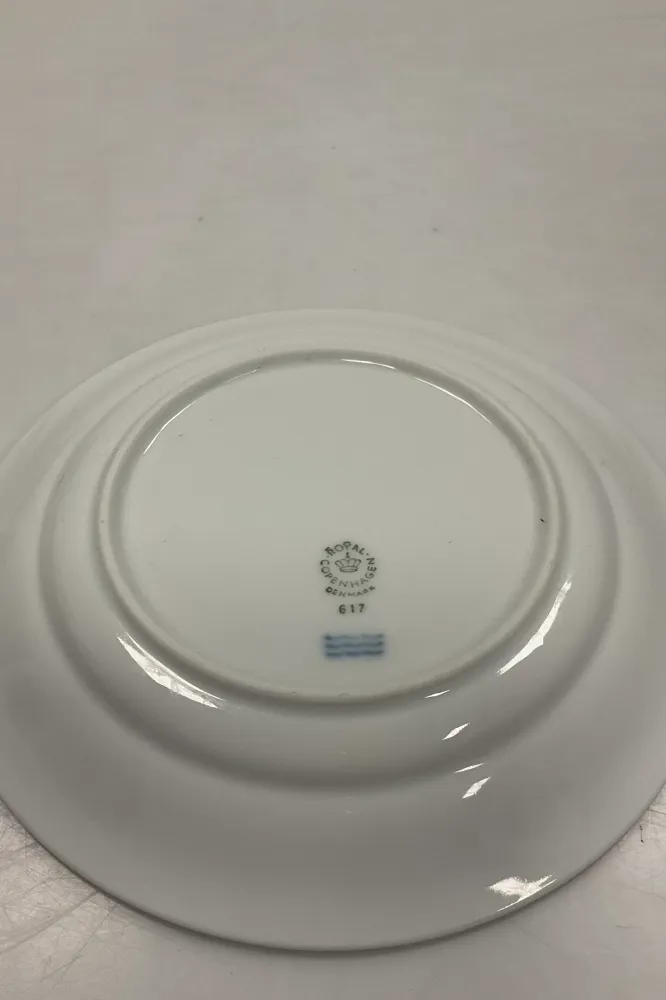 Royal Copenhagen Hvid Magnolia med uglasseret relief Kagetallerken No 617