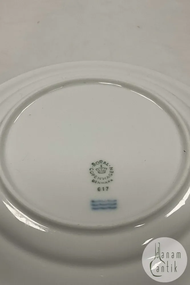 Royal Copenhagen Hvid Magnolia med uglasseret relief Kagetallerken No 617