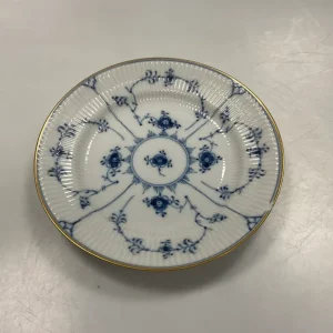 Royal Copenhagen Musselmalet Riflet Frokosttallerken med guld Dannebrog No. 178