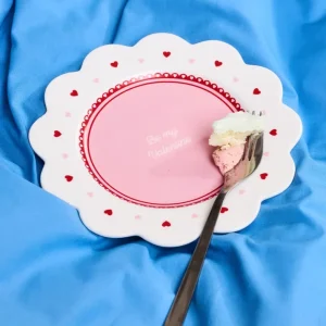 Serveringstallerken med hjerter og skulpterede kanter - 20 cm