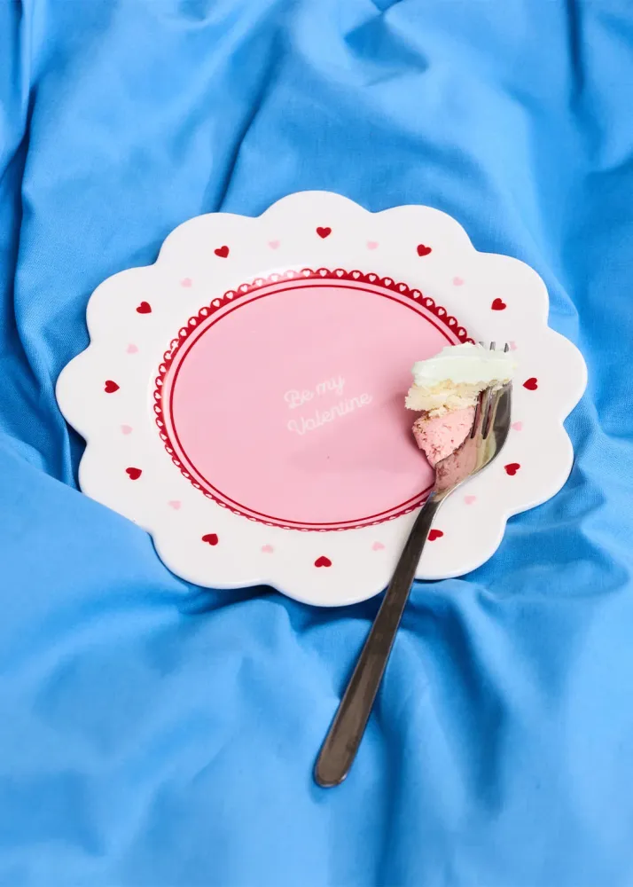Serveringstallerken med hjerter og skulpterede kanter - 20 cm