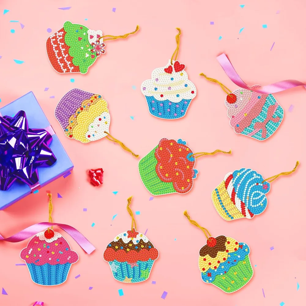 9 stk festlige ophæng med skønne cupcakes