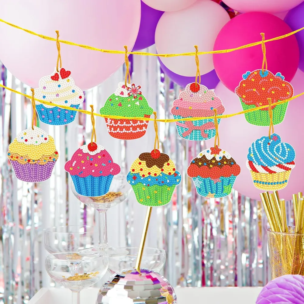 9 stk festlige ophæng med skønne cupcakes
