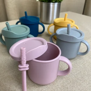 Kop i silicone med låg og sugerør - 5 ass farver