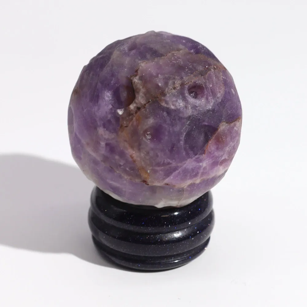Ametyst krystalsfære med Goldstone-stativ Jupiter