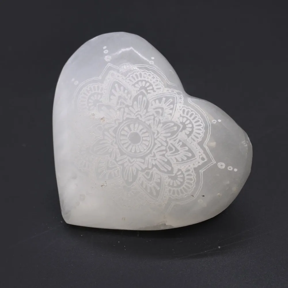 Selenit Hjerte Mandala Indgraveret 7-8cm