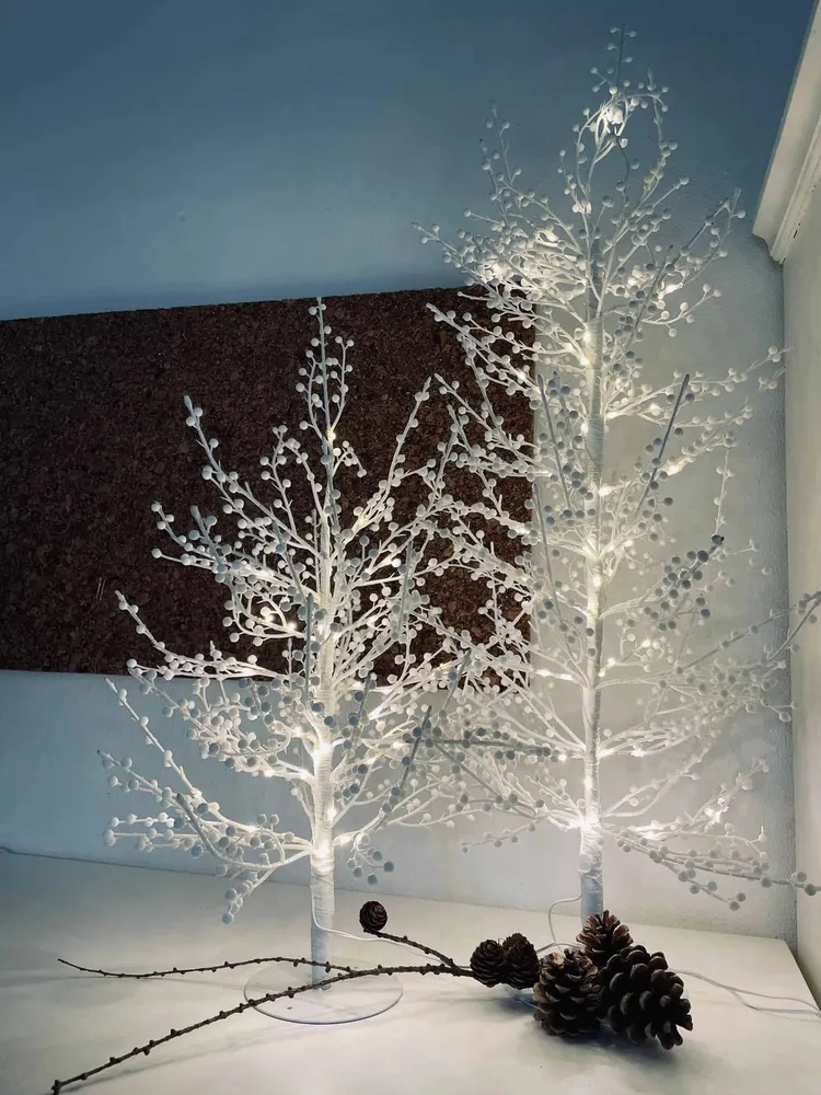 LED Træ med hvide bær - H60cm