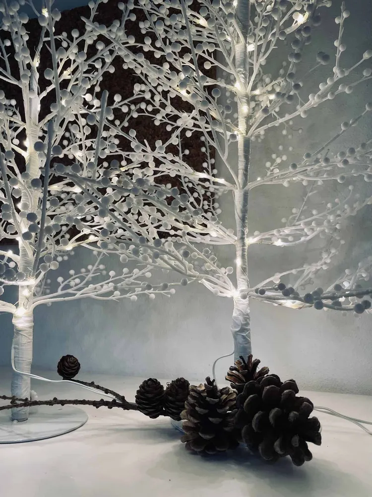LED Træ med hvide bær – H90cm
