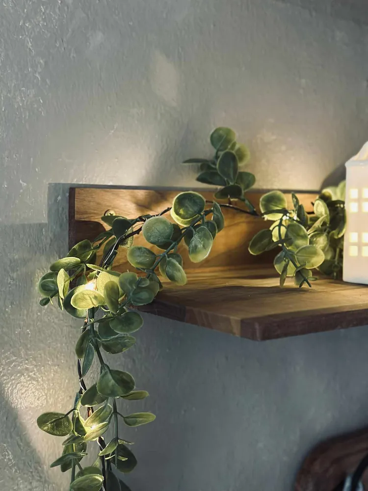 Lyskæde med grønne eucalyptus-blade