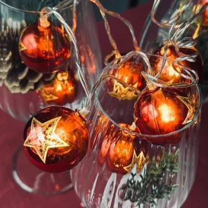 Lyskæde med små julekugler