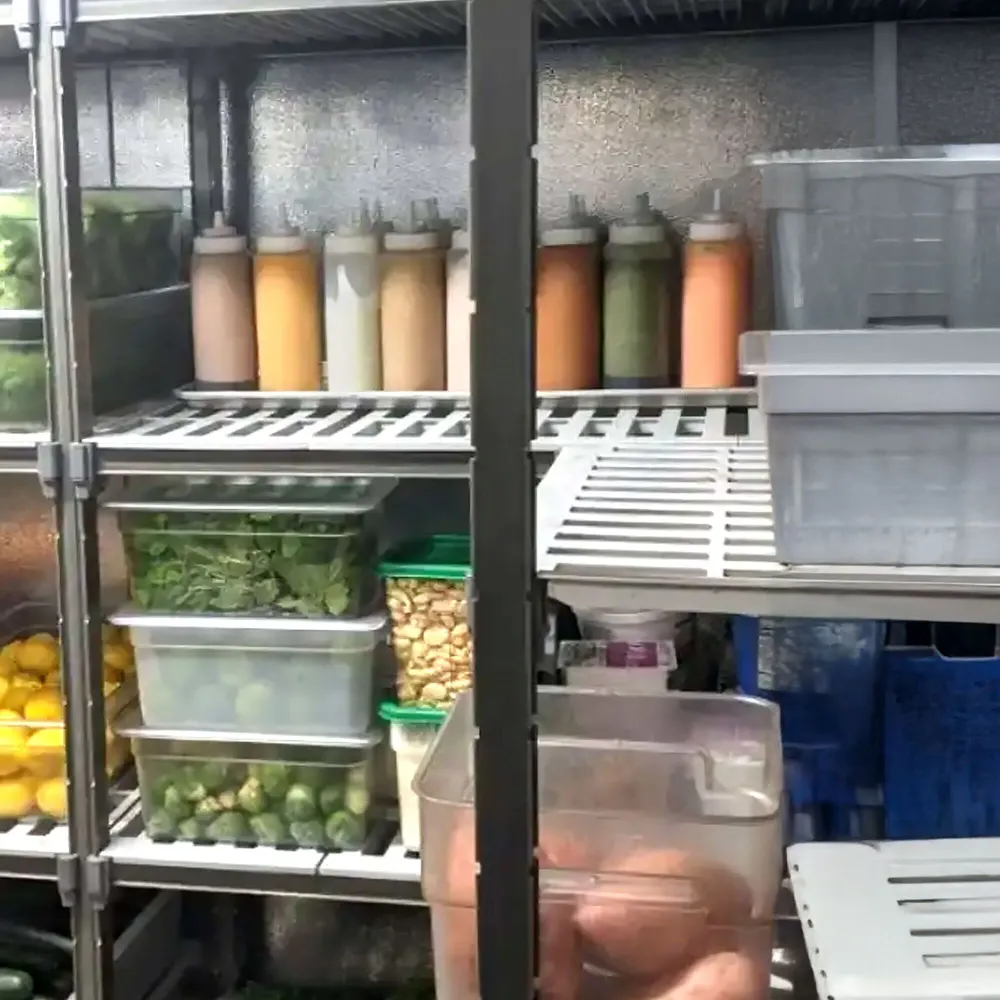 CAMBRO | Camshelving® - Basics Plus - Basisreol - 1070 mm - med 3 hylder med slidser og 1 lukket hylde