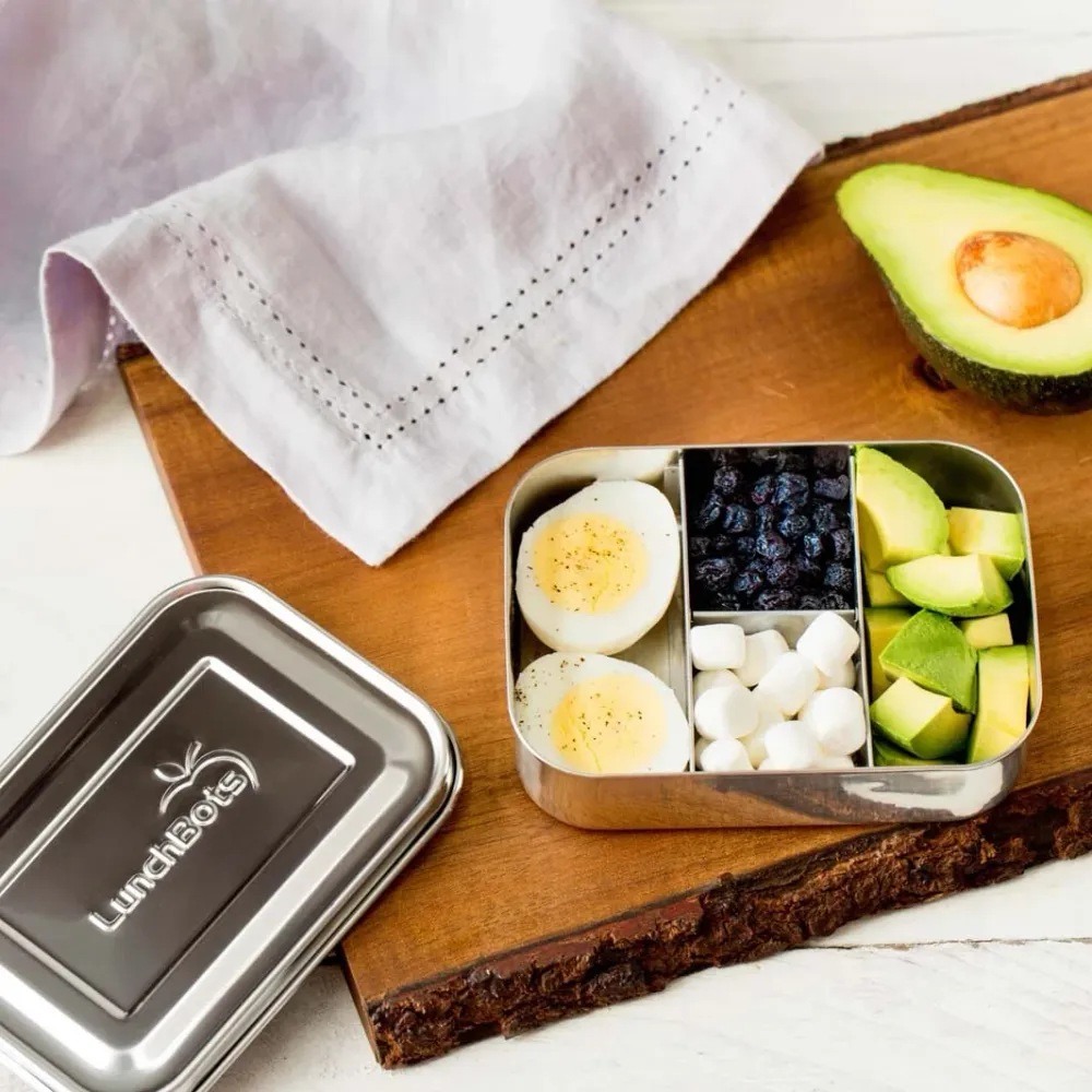 Lille snackboks i stain-free stål med fire rum fra LunchBots, 14 x 10 cm