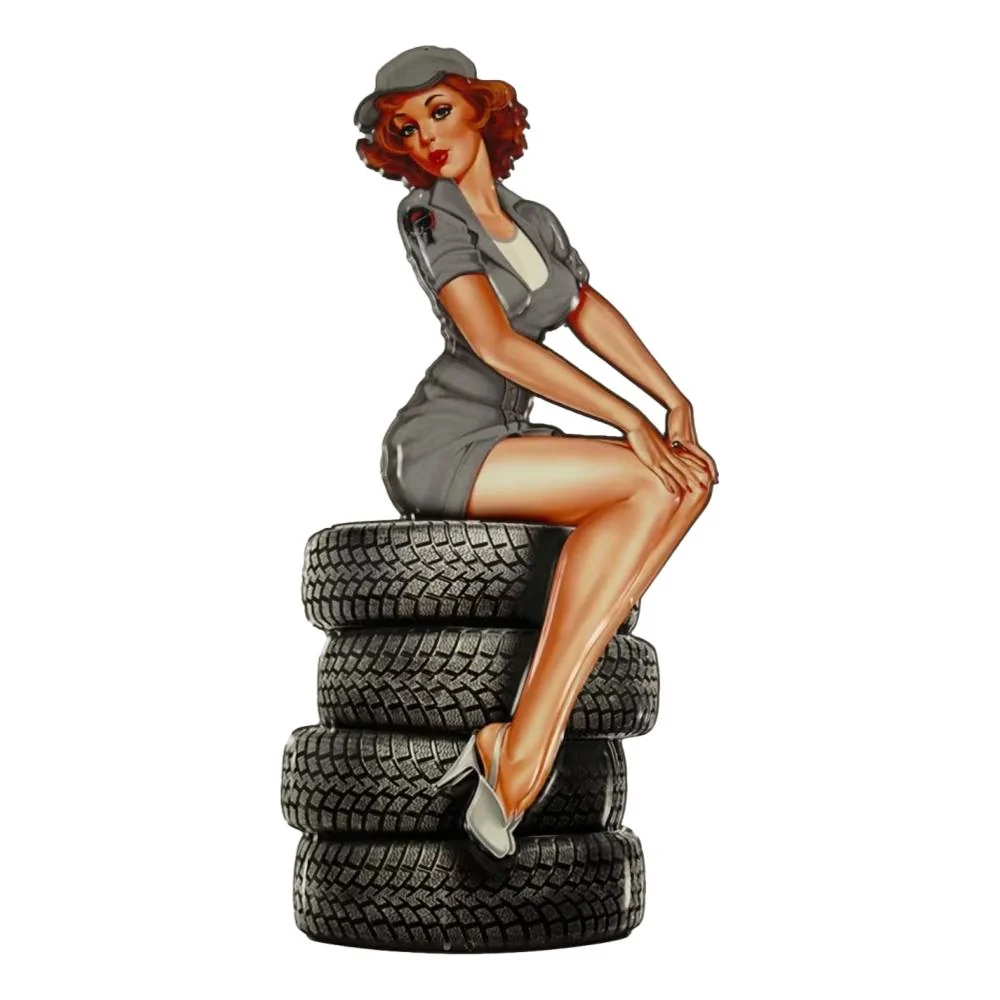 Retroworld Metalskilt Pinup Girl på Dækstak - 59 x 28 cm