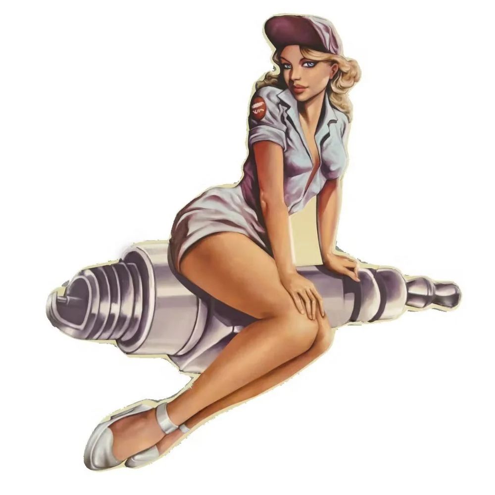 Retroworld Metalskilt Pinup Girl på Tændrør- 45 x 57 cm