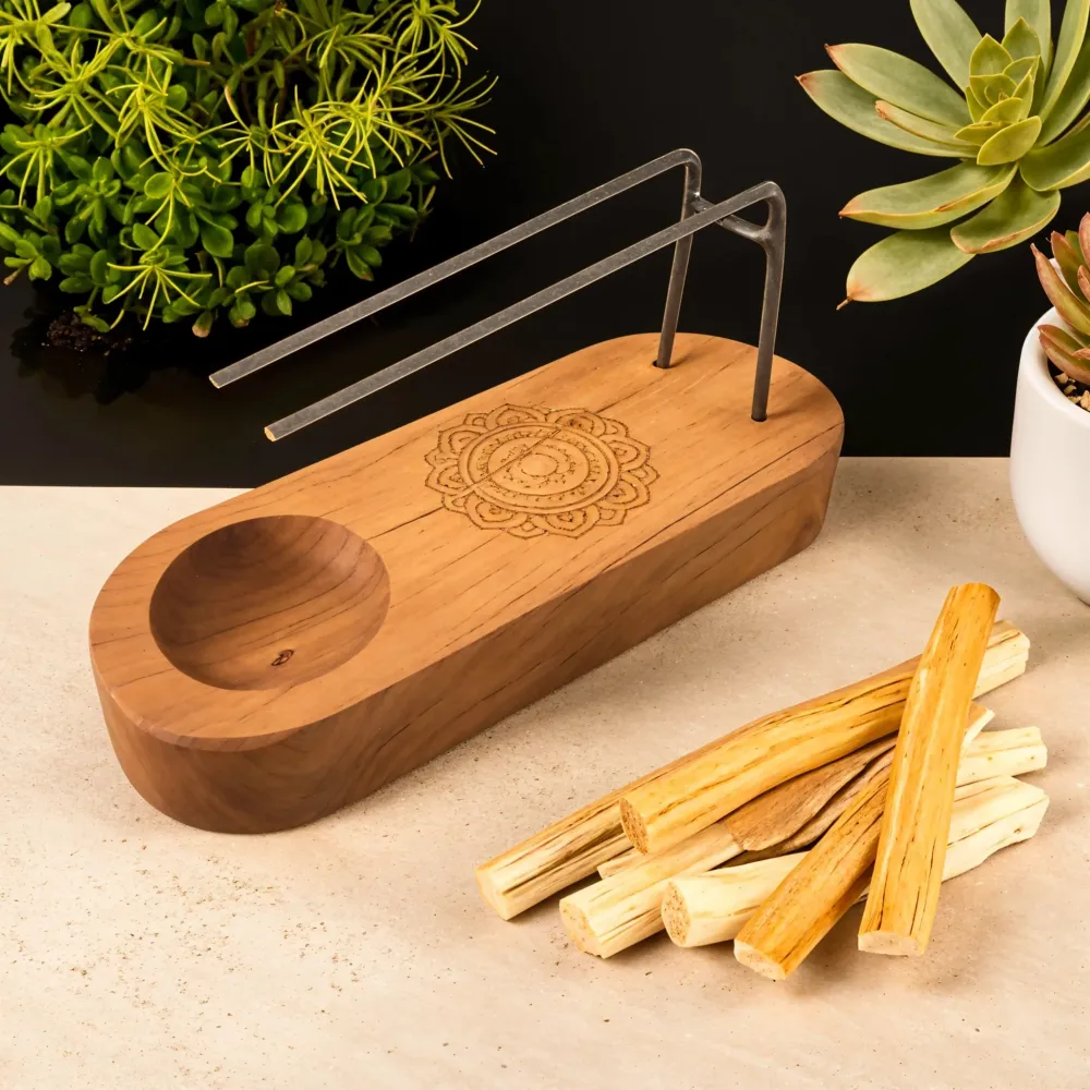 Palo Santo holder i teaktræ med mandaladesign