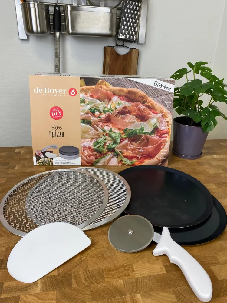 De Buyer - Pizzasæt med bakker, pizzaskærer, dej opdeler og opskrifter from USA