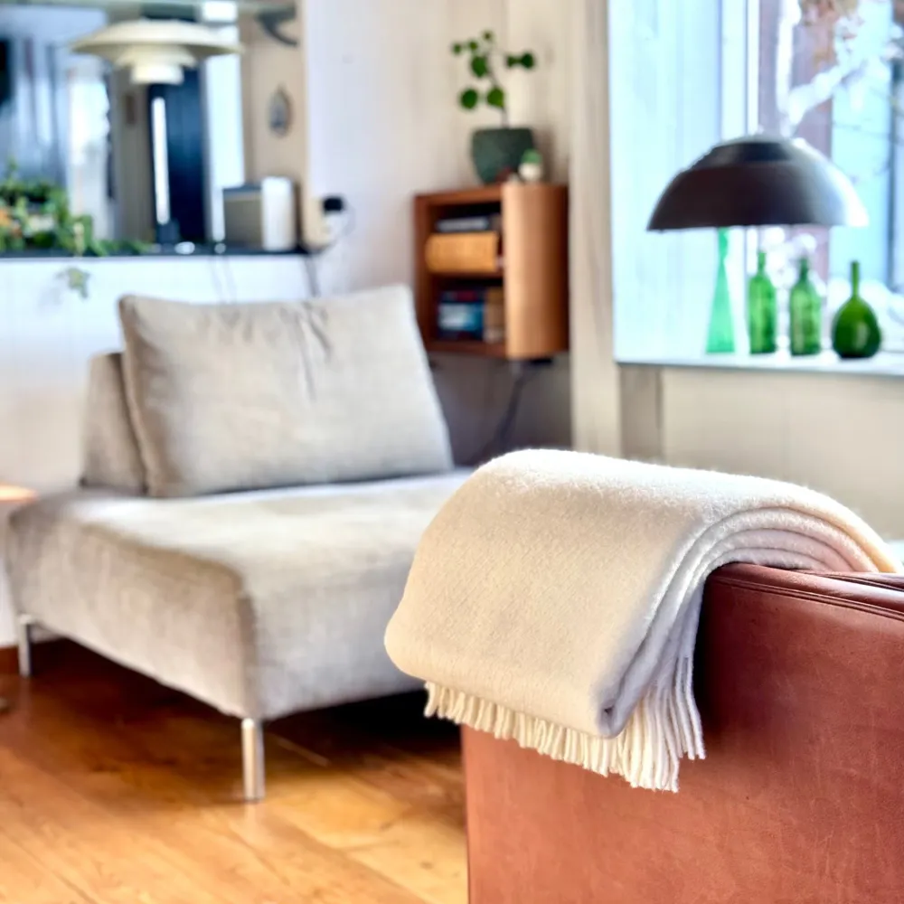 Diagonalstribet hvid Læsø Plaid® i 100% ren ny uld. Læsø Garnspinderi