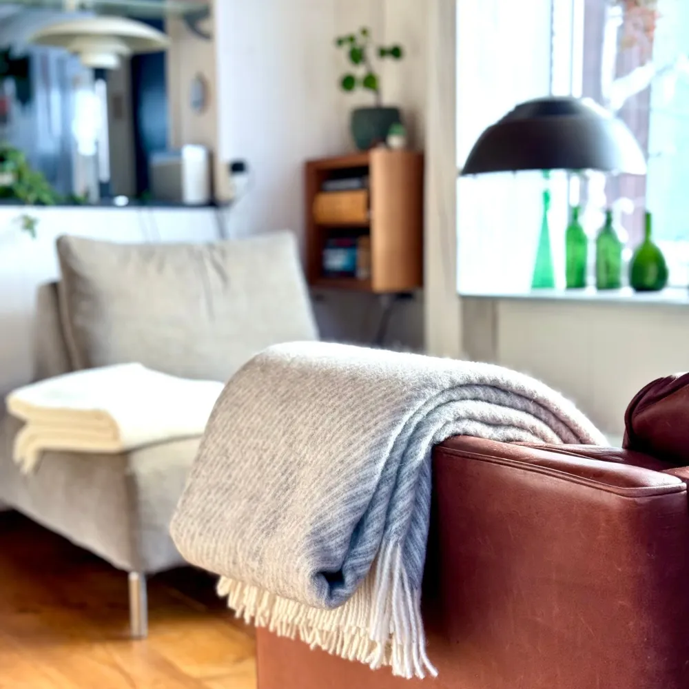 Diagonalstribet lys grå Læsø Plaid® i 100% ren ny uld. Læsø Garnspinderi