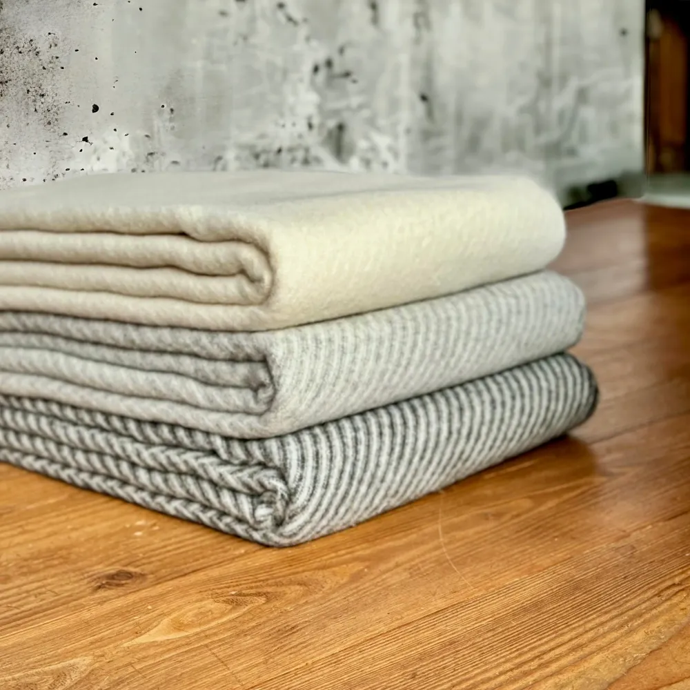 Diagonalstribet mørk grå Læsø Plaid® i 100% ren ny uld. Læsø Garnspinderi