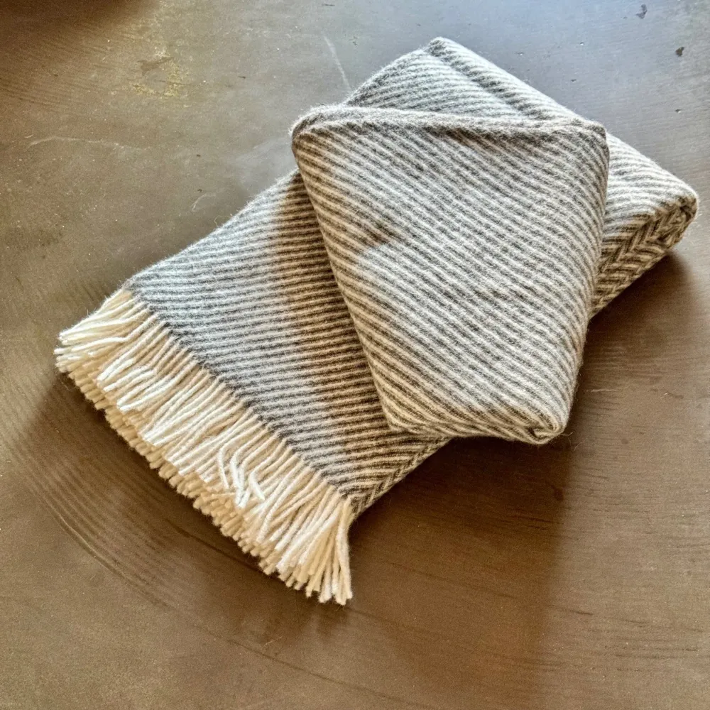Diagonalstribet mørk grå Læsø Plaid® i 100% ren ny uld. Læsø Garnspinderi