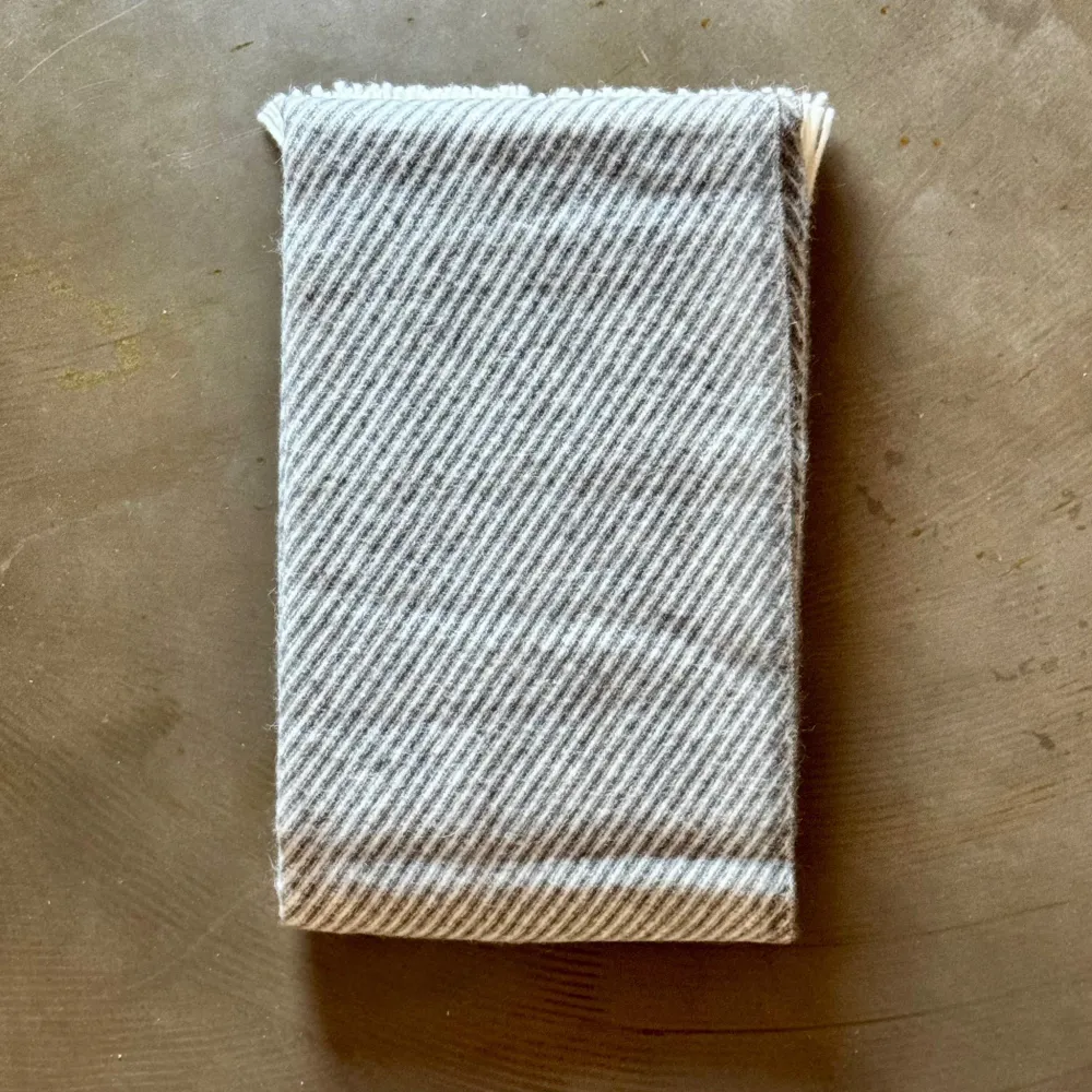Diagonalstribet mørk grå Læsø Plaid® i 100% ren ny uld. Læsø Garnspinderi