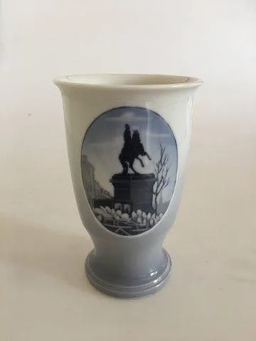 Royal Copenhagen 1932 Rundskuedagen Vase