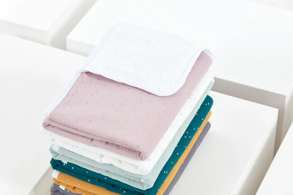 Muslin pusleunderlag med gyldne prikker på pink