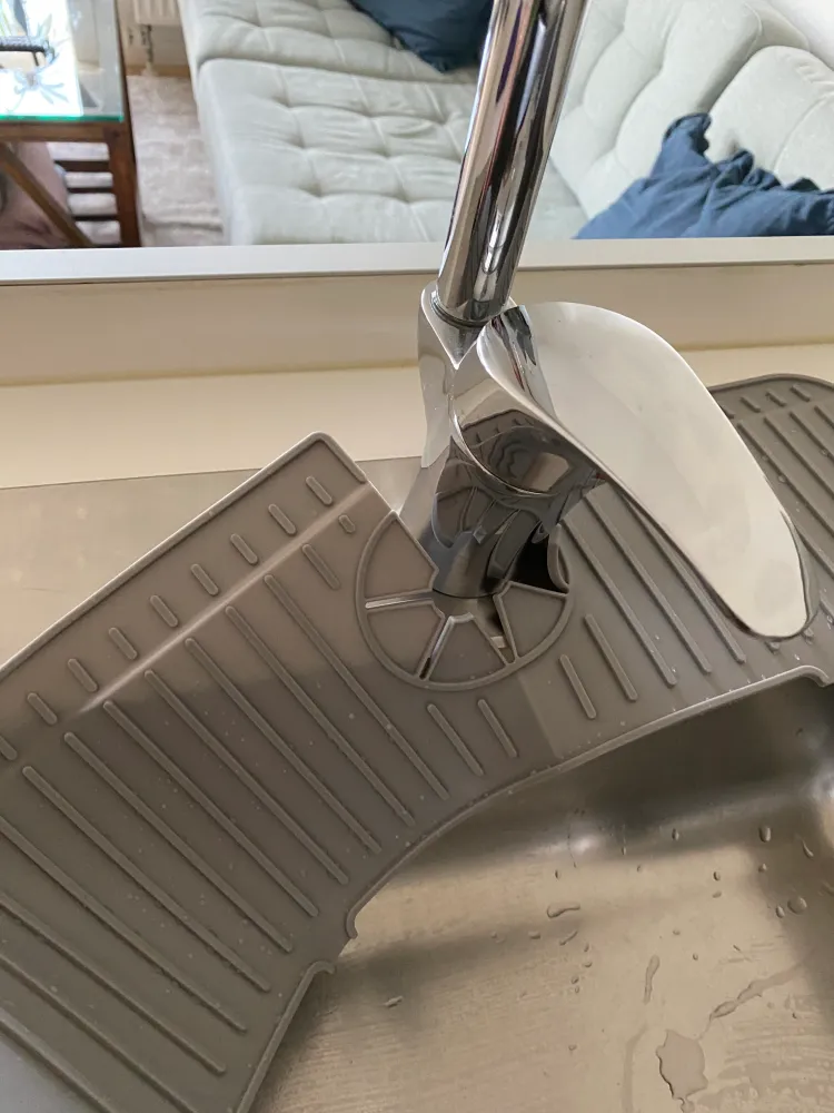 Silikonemåtte "SPLASH GUARD" til rundt om køkkenarmatur 45x14,5x0,5 cm