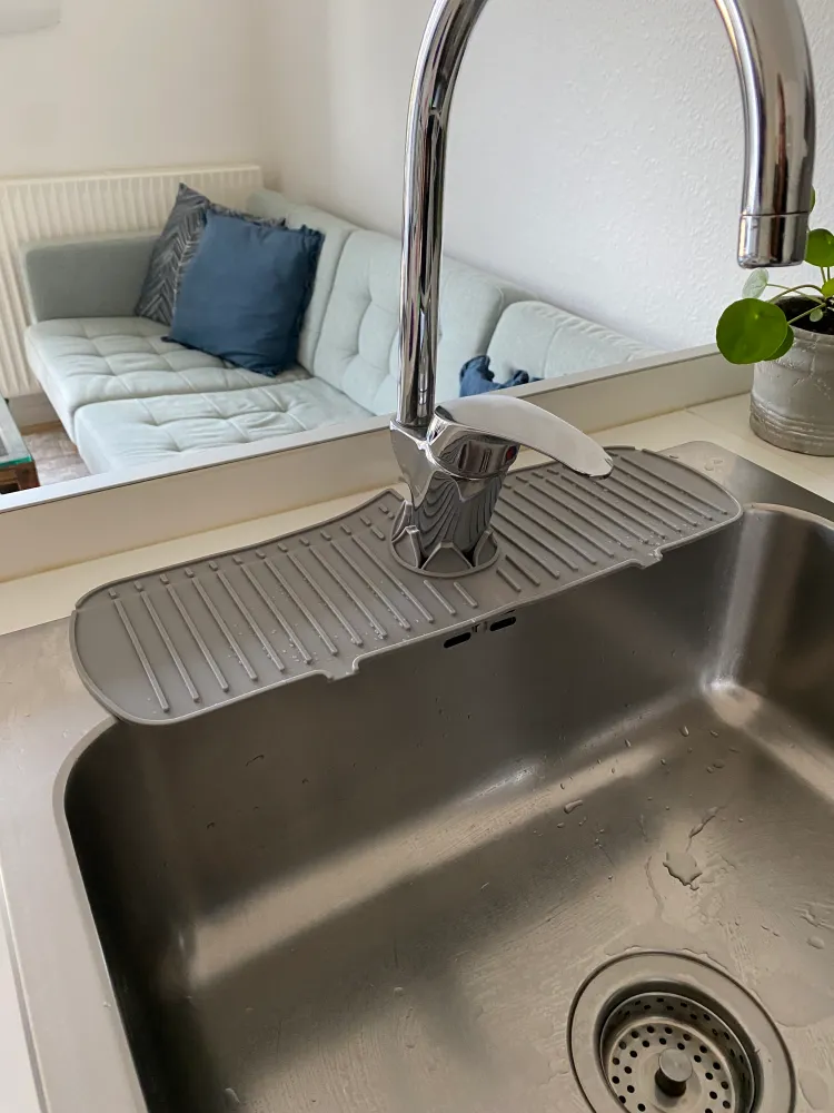 Silikonemåtte "SPLASH GUARD" til rundt om køkkenarmatur 45x14,5x0,5 cm