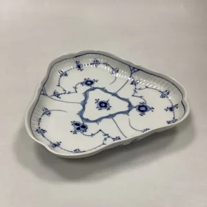 Royal Copenhagen Musselmalet Riflet Trekantet fad No. 27