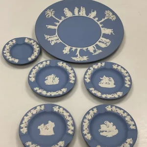 6 dele Wedgewood Jasperware i blåt signeret af John Wedgewood i 1964