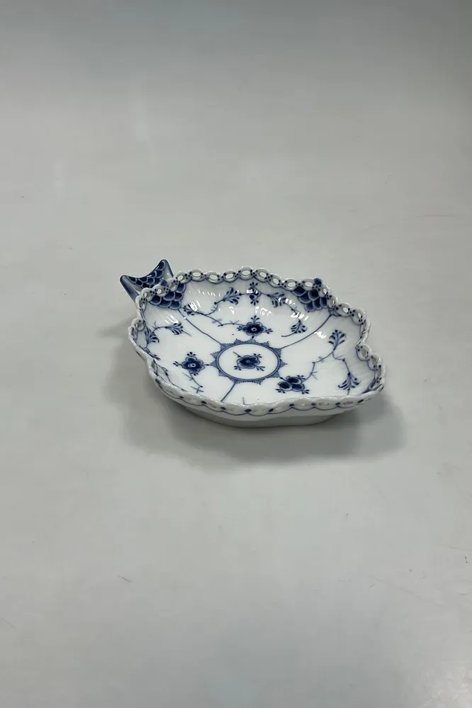 Royal Copenhagen Musselmalet Helblonde Bladformet fad No 1076