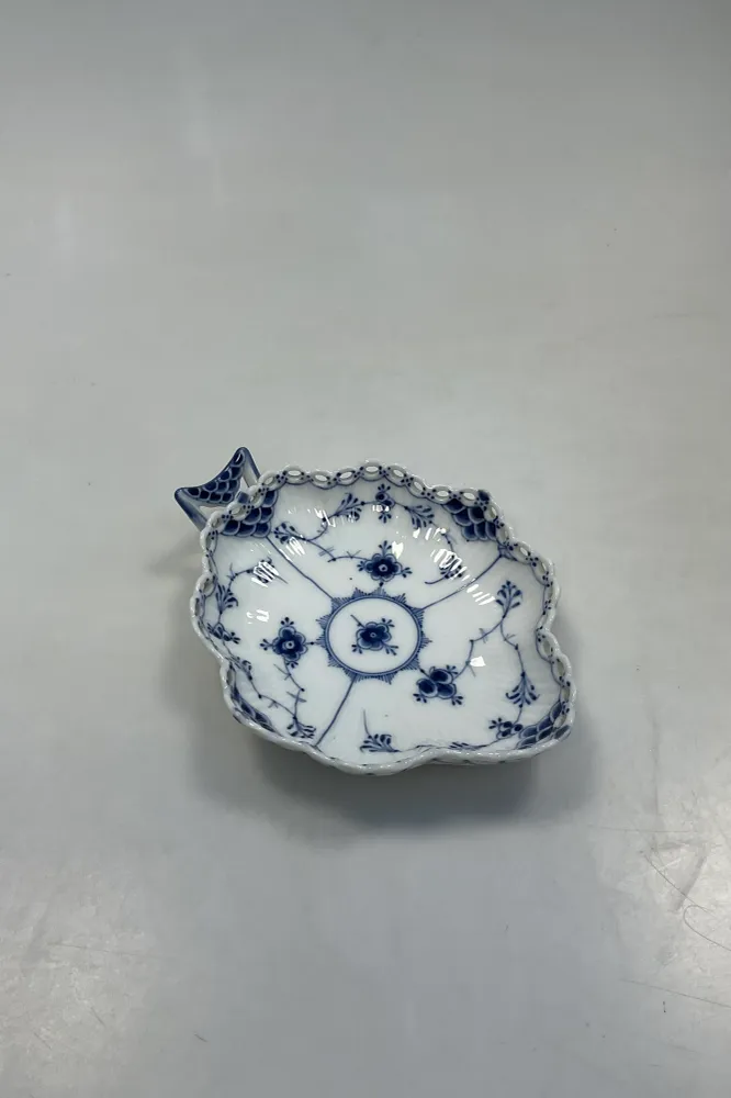 Royal Copenhagen Musselmalet Helblonde Bladformet fad No 1076