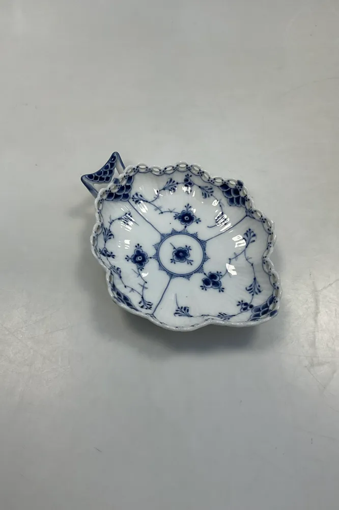 Royal Copenhagen Musselmalet Helblonde Bladformet fad No 1076