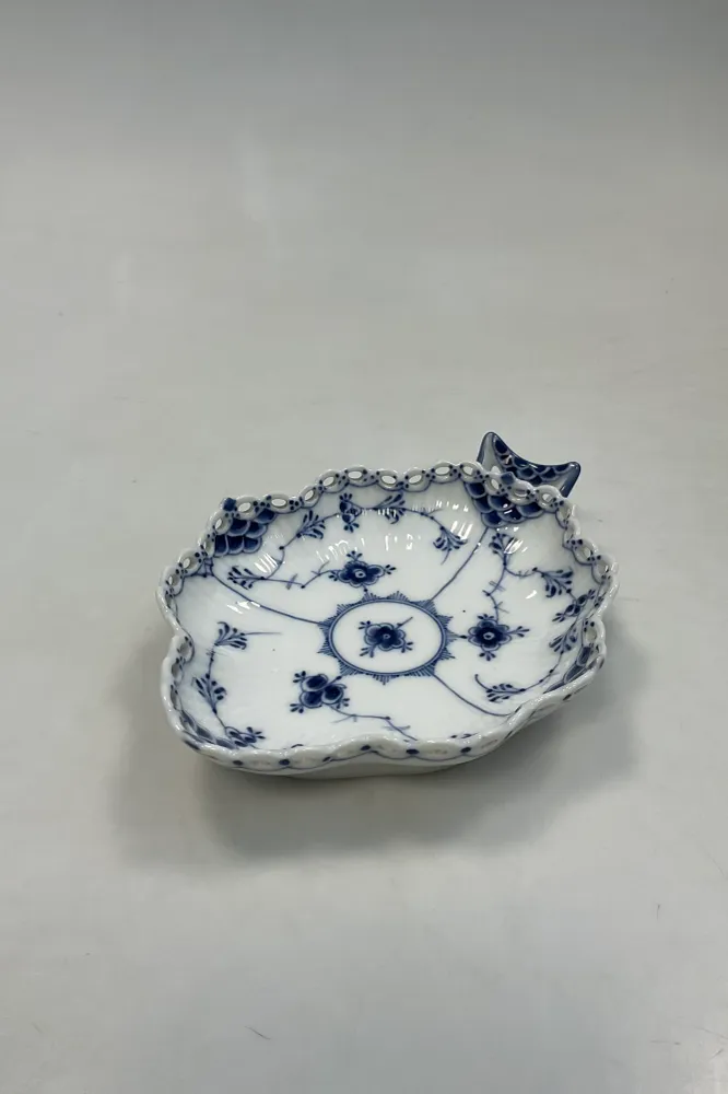 Royal Copenhagen Musselmalet Helblonde Bladformet fad No 1076