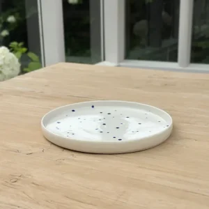 Ann-Louise Roman tallerken - små blå prikker 17 cm