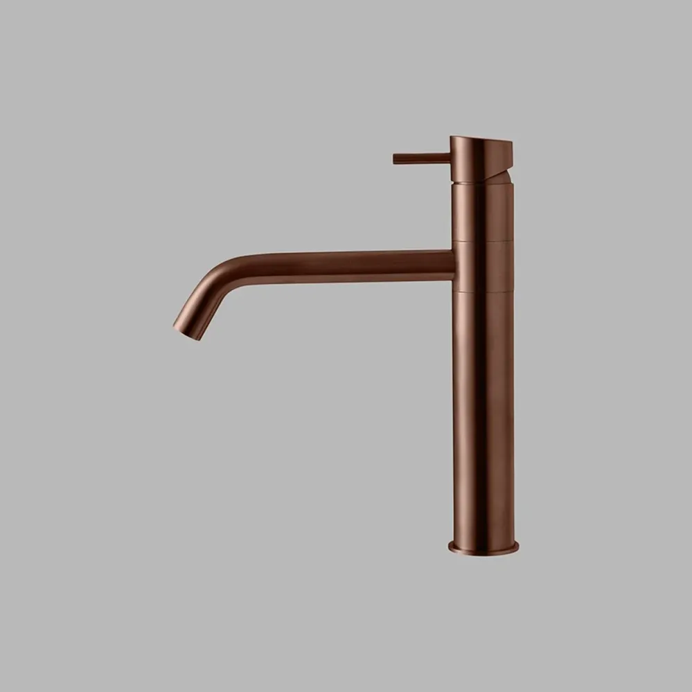 d line Køkkenarmatur med svingbar J-tud, 8,3 l/min - 200mm - børstet copper-brown
