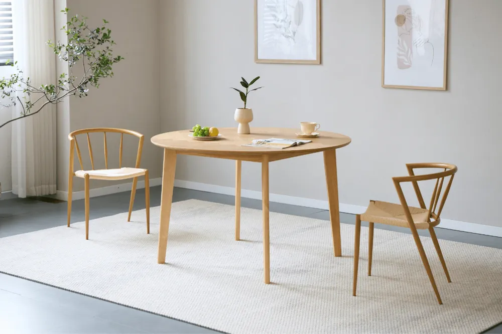 Miles - Rundt spisebord Ø120 cm i olieret egefiner med sildebensmønster