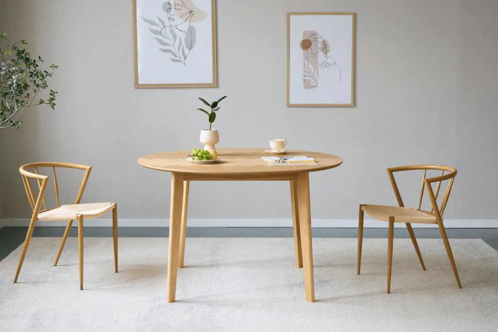 Miles - Rundt spisebord Ø120 cm i olieret egefiner med sildebensmønster