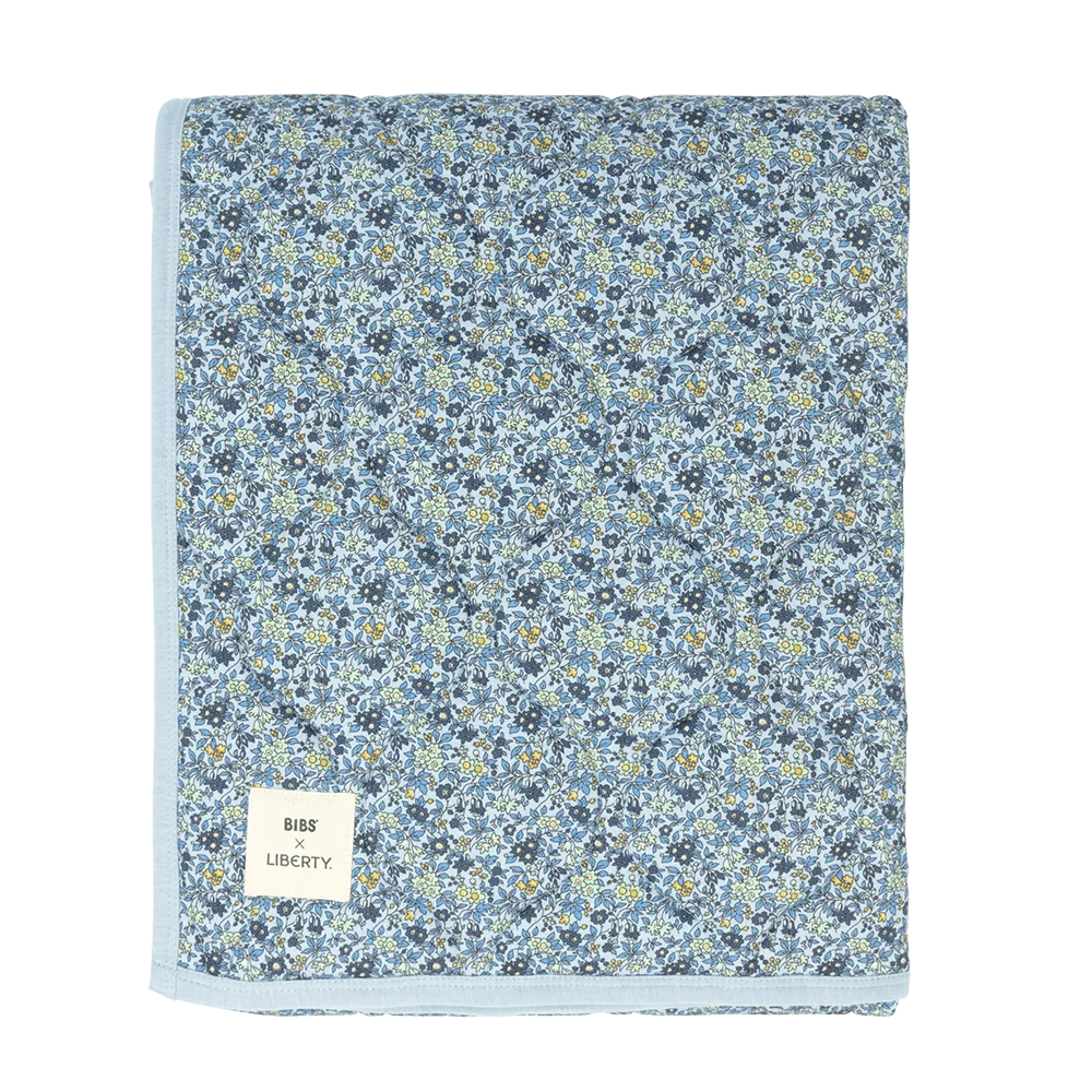 BIBS x LIBERTY Quiltet Tæppe Chamomile Lawn - Baby Blue