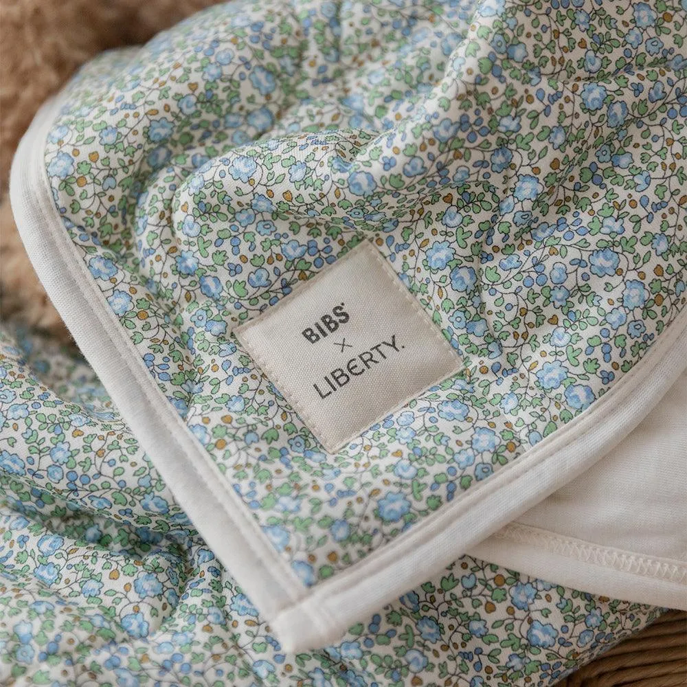 BIBS x LIBERTY Quiltet Tæppe Chamomile Lawn - Baby Blue