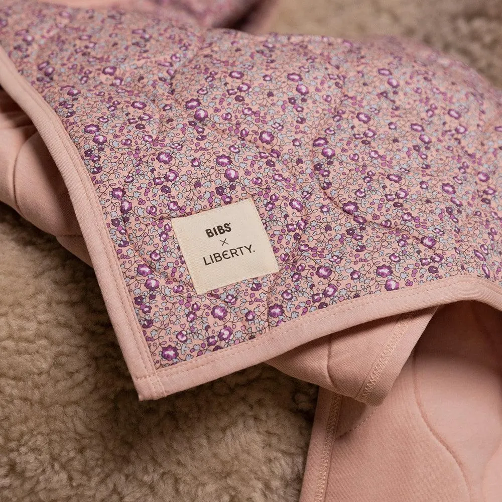 BIBS x LIBERTY Quiltet Tæppe Chamomile Lawn - Baby Blue