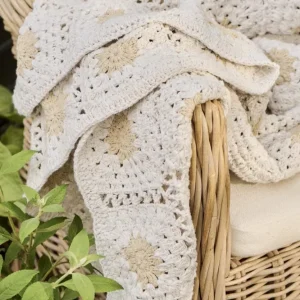 Ib Laursen - Plaid hæklet creme m/naturfarvede blomster - 100% bomuld - 6192-01