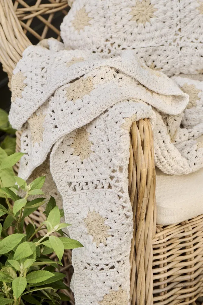 Ib Laursen - Plaid hæklet creme m/naturfarvede blomster - 100% bomuld - 6192-01